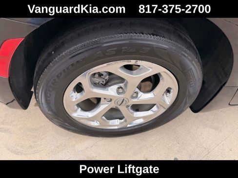 Used 2021 Chrysler Pacifica Limited w/ Uconnect Theater Family Group image 10