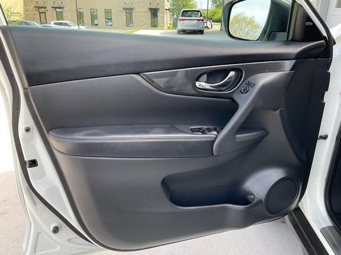 Used 2017 Nissan Rogue SV w/ Midnight Edition Package AWD/4WD image 25