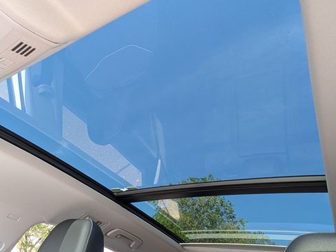 Certified 2023 Volkswagen Taos SE w/ Panoramic Sunroof Package AWD/4WD image 34