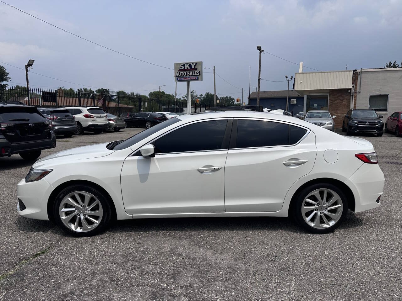 Used 2017 Acura ILX FWD image 4
