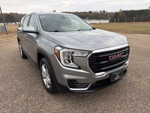 Used 2024 GMC Terrain SLE image 2
