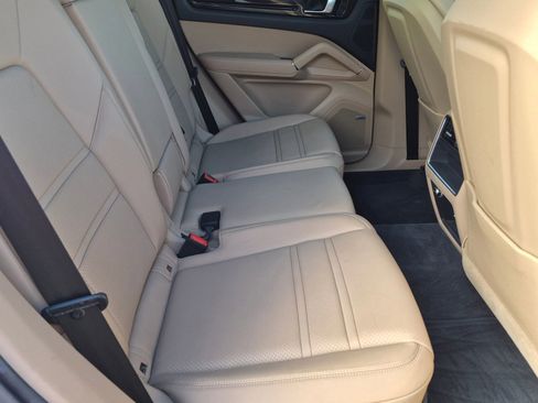 Used 2021 Porsche Cayenne AWD/4WD image 18