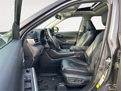 Used 2024 Toyota Highlander XLE image 9
