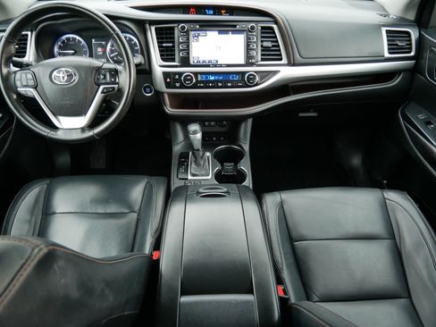 Used 2017 Toyota Highlander XLE w/ Carpet Mat Package AWD/4WD image 10