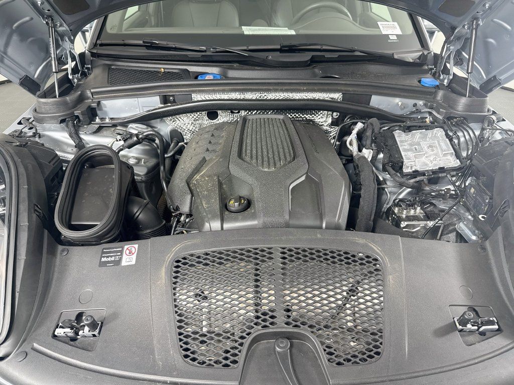 Certified 2026 Porsche Macan AWD/4WD image 30