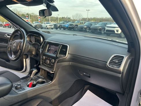 Used 2020 Jeep Grand Cherokee Laredo image 23