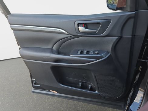 Used 2019 Toyota Highlander SE AWD/4WD image 30