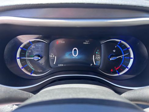 Used 2024 Chrysler Pacifica Limited FWD image 20