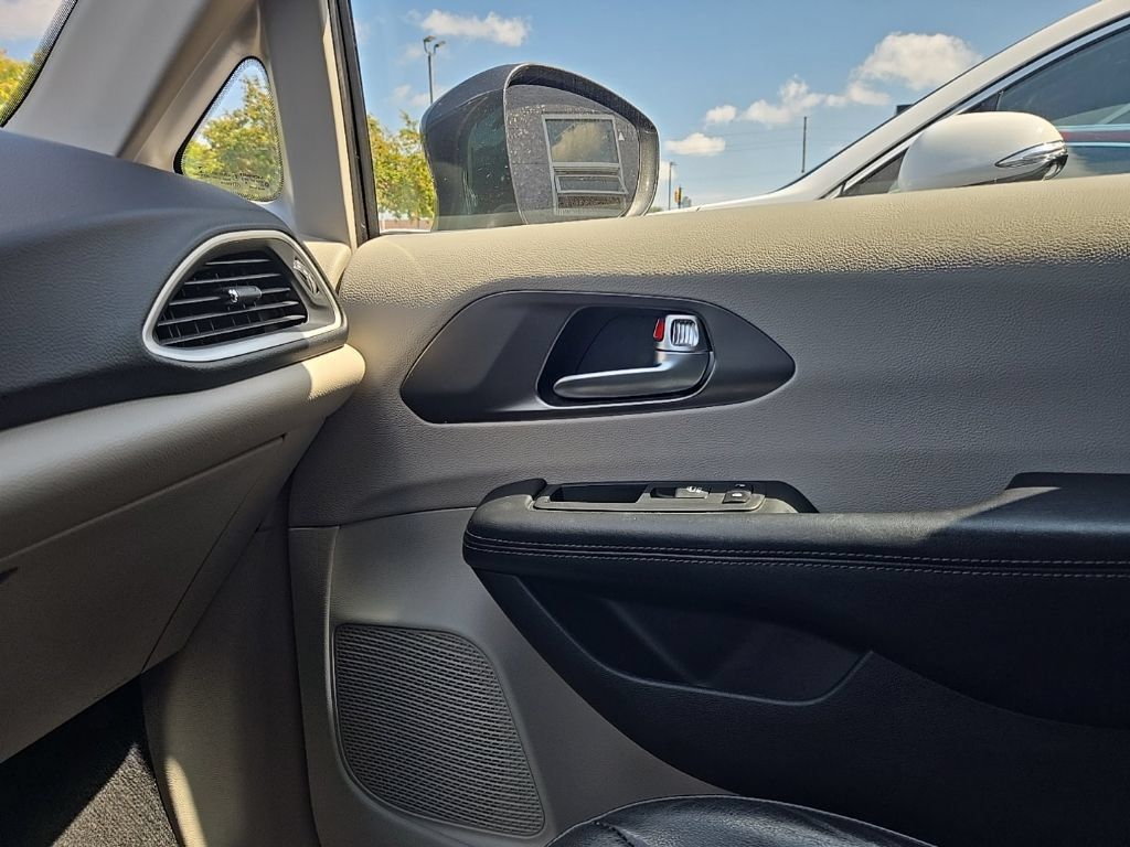 Used 2020 Chrysler Pacifica Touring-L Plus FWD image 23