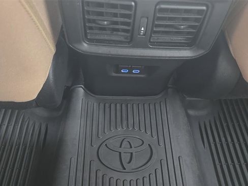 Used 2022 Toyota RAV4 XLE w/ Convenience Package image 16