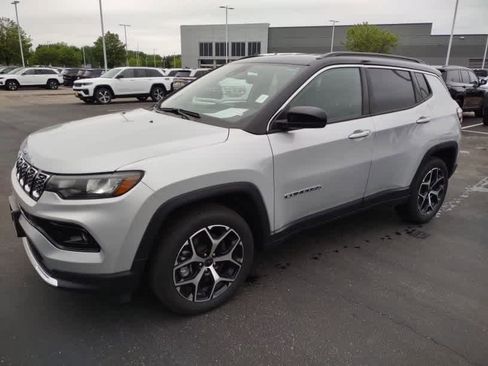 Used 2025 Jeep Compass Limited AWD/4WD image 4