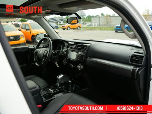 Used 2018 Toyota 4Runner TRD Off-Road Premium AWD/4WD image 22