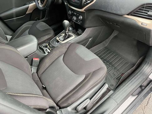 Used 2017 Jeep Cherokee Latitude w/ Comfort/Convenience Group AWD/4WD image 22
