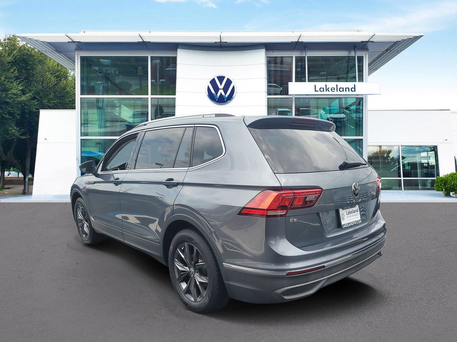 Used 2022 Volkswagen Tiguan SE w/ Panoramic Sunroof Package FWD image 4