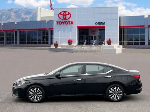 Used 2024 Nissan Altima 2.5 SV FWD image 3