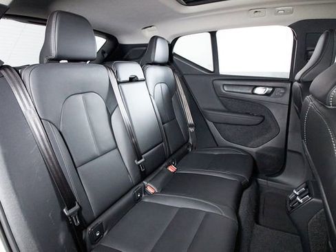 Certified 2025 Volvo XC40 B5 Core AWD/4WD image 21