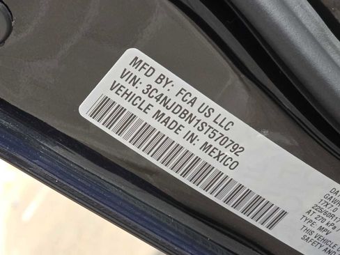 Certified 2025 Jeep Compass Latitude image 25