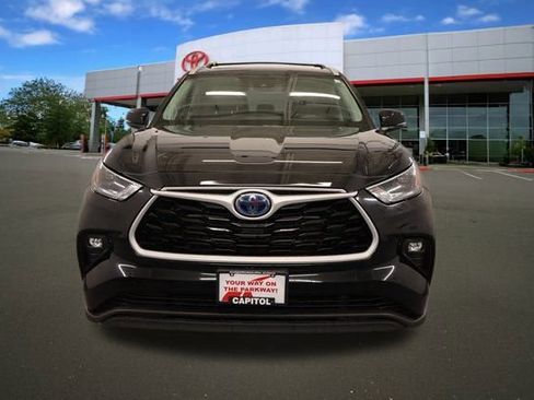 Certified 2023 Toyota Highlander XLE image 3