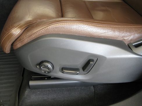Used 2019 Volvo XC60 T5 Momentum w/ Premium Package FWD image 14