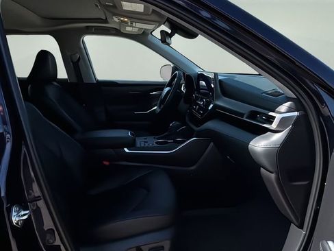 Used 2025 Toyota Highlander XLE image 10