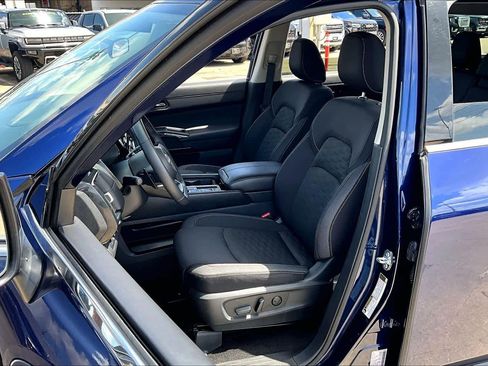 Used 2025 Nissan Pathfinder SV image 8