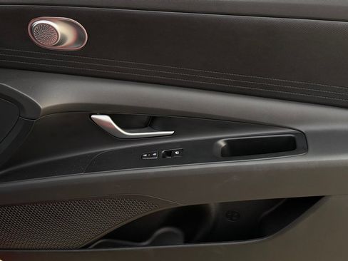 Certified 2025 Hyundai Elantra SE w/ Cargo Package image 23