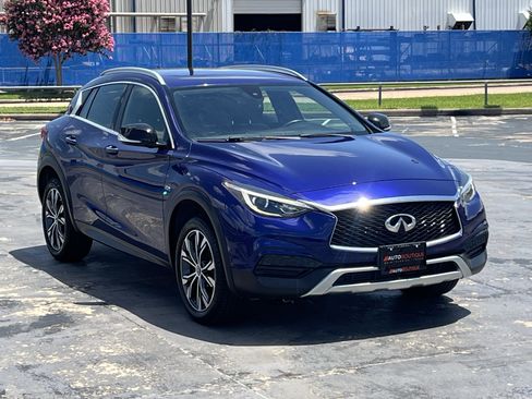 Used 2017 INFINITI QX30 AWD image 3
