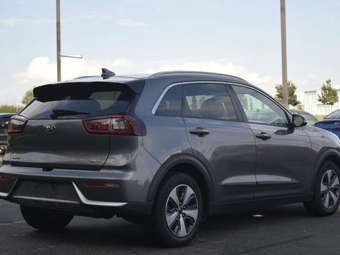 Used 2018 Kia Niro EX FWD image 3