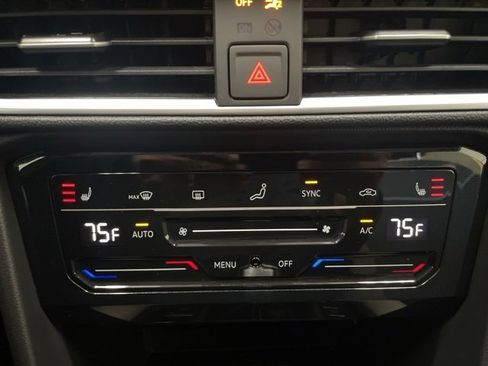 Certified 2025 Volkswagen Taos SE w/ Panoramic Sunroof Package image 20