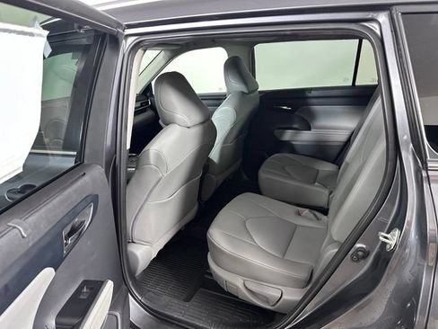 Used 2020 Toyota Highlander XLE AWD/4WD image 17
