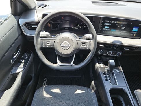 Used 2025 Nissan Kicks SV w/ SV Premium Package FWD image 5