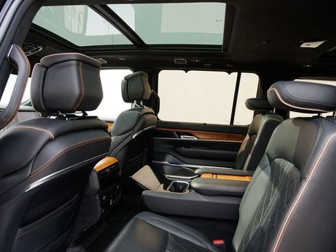 Used 2022 Jeep Grand Wagoneer Series III image 19