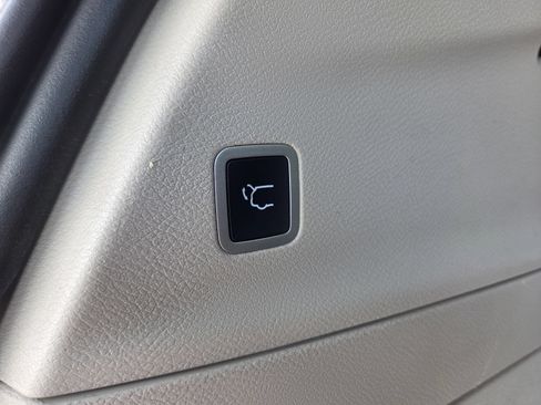 Used 2022 Chrysler Voyager LX FWD image 22
