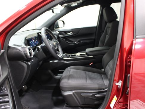 Used 2025 Chevrolet Equinox LT w/ Safety and Technology Package FWD image 3