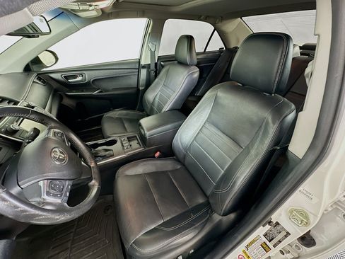 Used 2017 Toyota Camry XLE w/ Moonroof Package FWD image 13