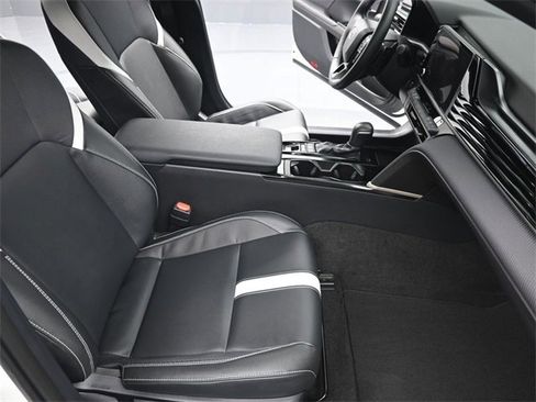 Used 2025 Toyota Camry SE w/ Convenience Package image 27