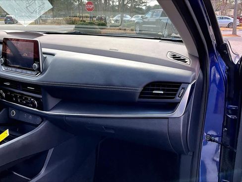 Used 2023 Nissan Rogue S image 17