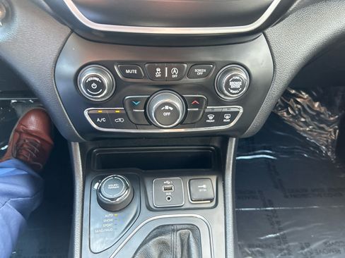 Used 2020 Jeep Cherokee Latitude Plus AWD/4WD image 18