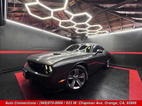 Used 2015 Dodge Challenger SXT RWD image 2