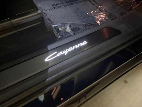 Certified 2025 Porsche Cayenne AWD/4WD image 16