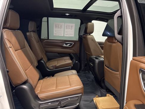 Used 2023 Chevrolet Suburban High Country w/ Advanced Technology Package image 32