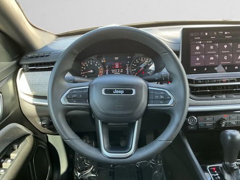 Used 2024 Jeep Compass Latitude image 12