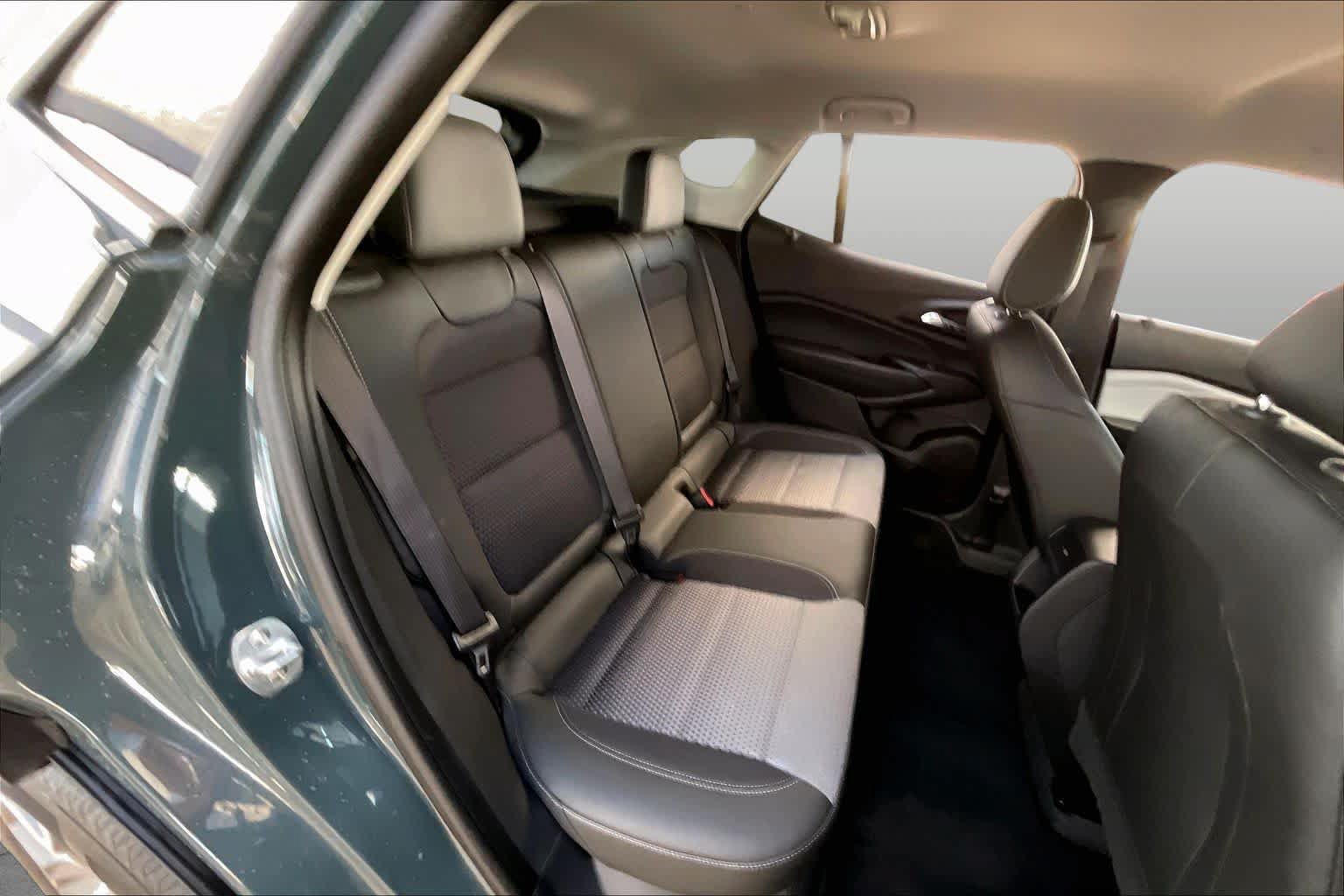 Used 2025 Chevrolet Trax LT w/ LPO, Blackout Package FWD image 19