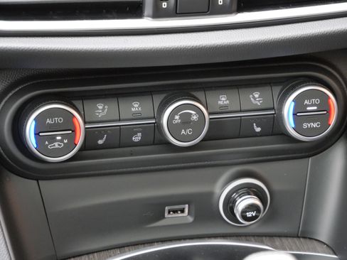 Used 2023 Alfa Romeo Stelvio Ti image 18