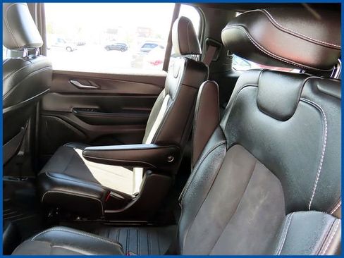 Used 2024 Jeep Grand Cherokee L Altitude AWD/4WD image 10
