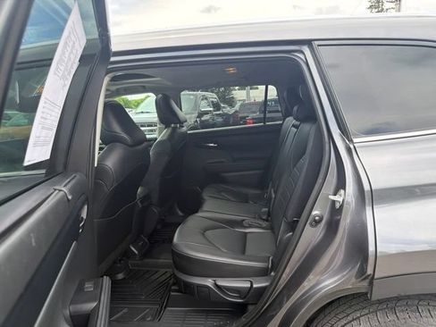 Used 2021 Toyota Highlander XLE AWD/4WD image 50
