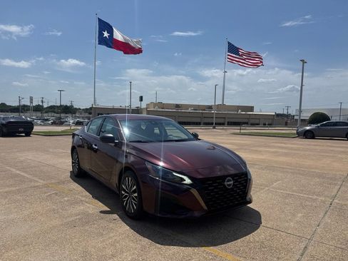 Certified 2025 Nissan Altima 2.5 SV FWD image 1