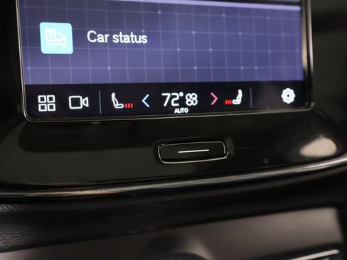 Used 2023 Volvo XC40 B4 Plus image 7