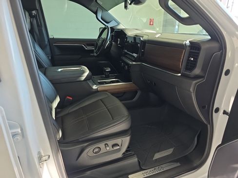 Used 2022 Chevrolet Silverado 1500 High Country w/ Technology Package image 9