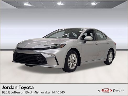 Used 2025 Toyota Camry LE w/ Convenience Package image 1